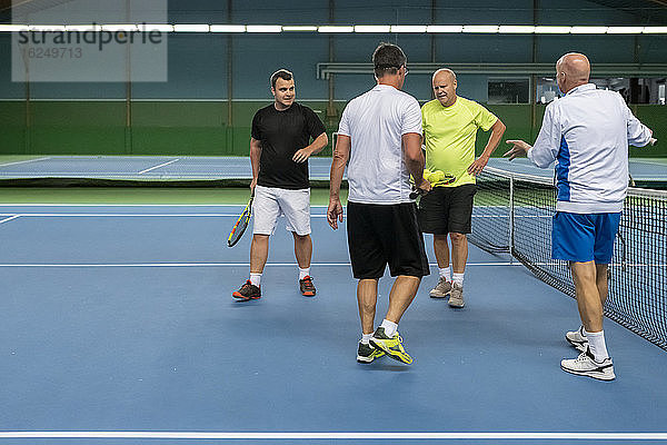 Männer auf dem Tennisplatz