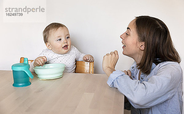 Mutter mit Baby am Tisch