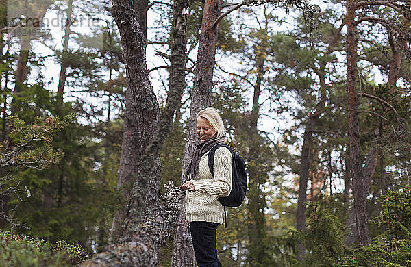 Lächelnde Frau im Wald