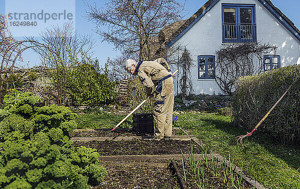 Mann bei der Gartenarbeit