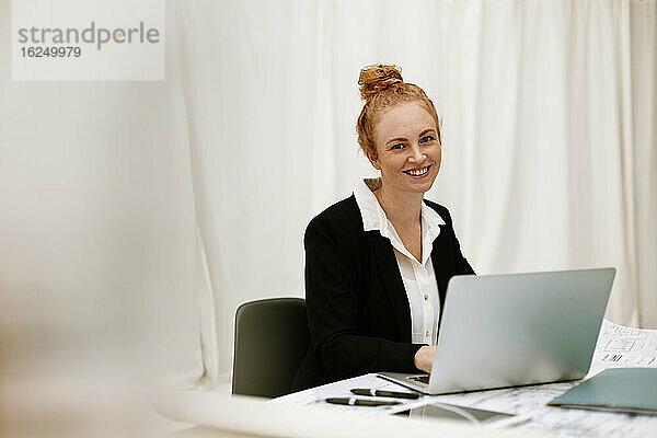 Lächelnde Geschäftsfrau im Büro