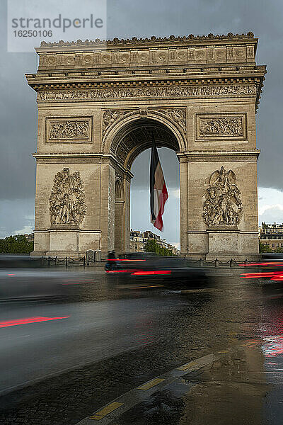 Blick auf den Arc de Triomphe  Paris  Frankreich