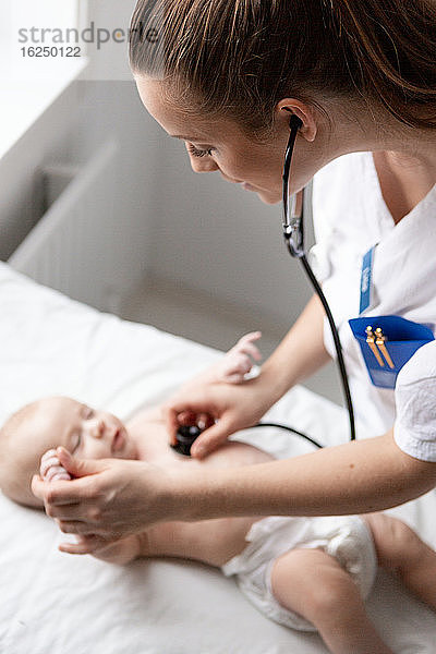 Ärztin untersucht Baby