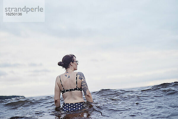 Frau im Meer stehend