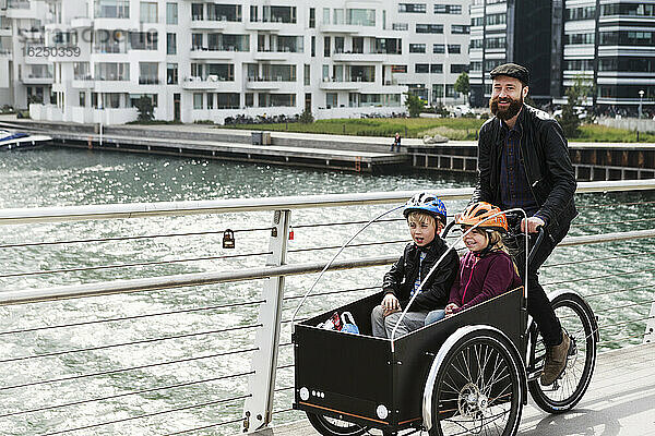 Vater mit Kindern beim Radfahren