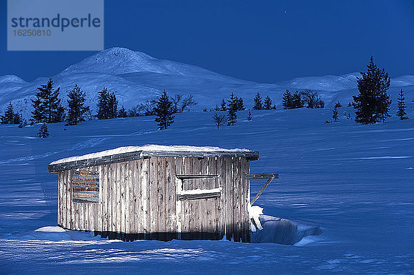 Holzgebäude im winterlichen Gebirge
