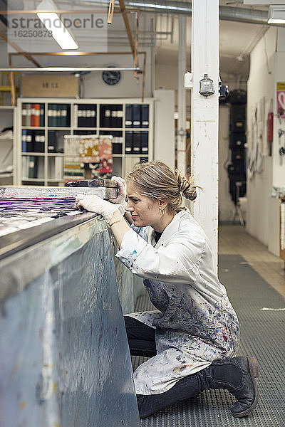 Frauen drucken in der Werkstatt