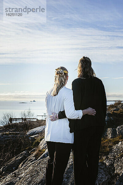 Frauen mit Blick aufs Meer