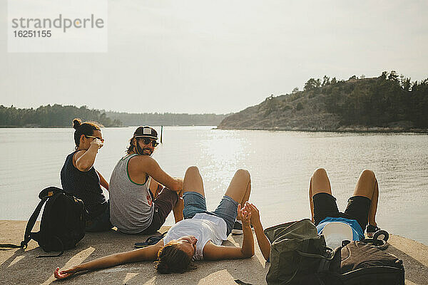 Freunde entspannen auf See