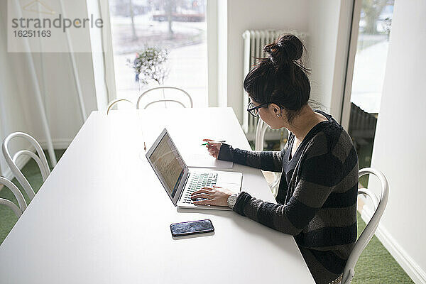 Frau im Büro mit Laptop