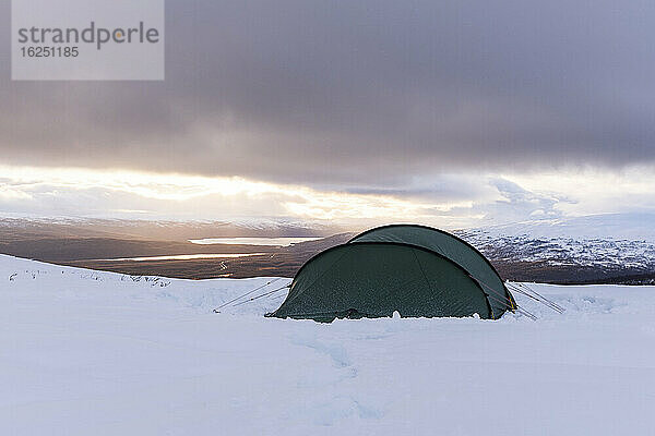 Zelt im winterlichen Gebirge