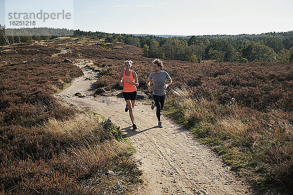 Pärchen joggt zusammen