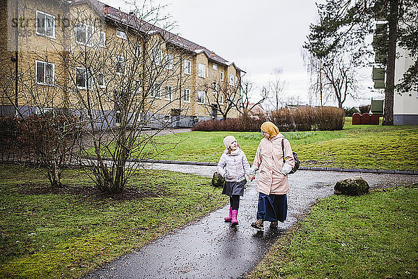 Mutter mit Tochter gehen zusammen