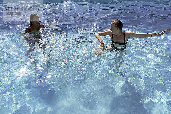 Frauen schwimmen im Schwimmbad