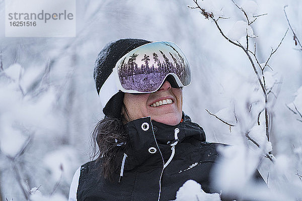 Lächelnde Frau mit Skibrille