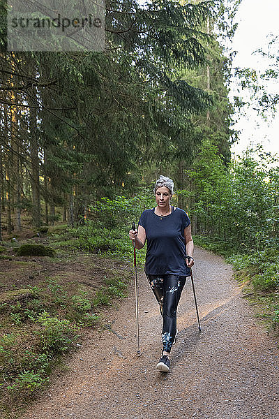 Frau Nordic Walking