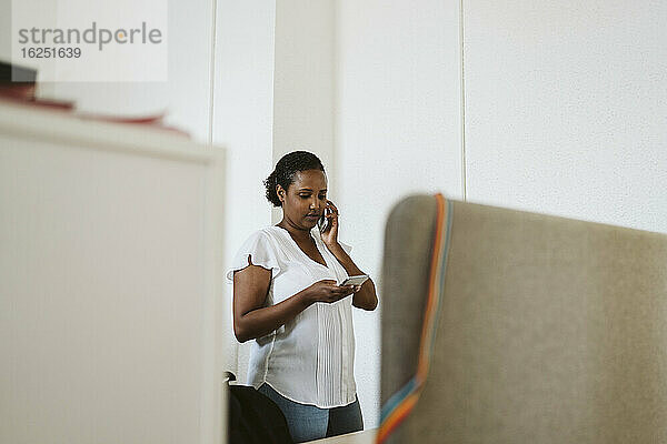 Frau am Telefon im Büro
