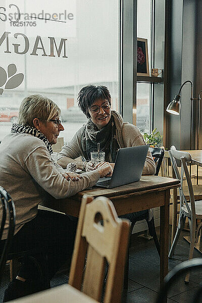 Frauen benutzen Laptop in einem Cafe
