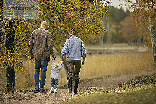 Eltern mit Kleinkind beim Spaziergang