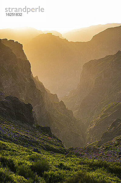 Bergtal bei Sonnenuntergang