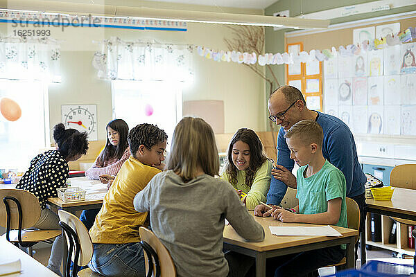 Lehrerin mit Kindern im Klassenzimmer