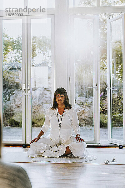 Frau meditiert im Yogastudio