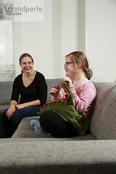 Mutter mit Tochter auf Sofa