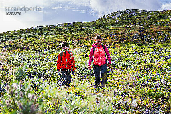 Mutter mit Sohn beim Wandern