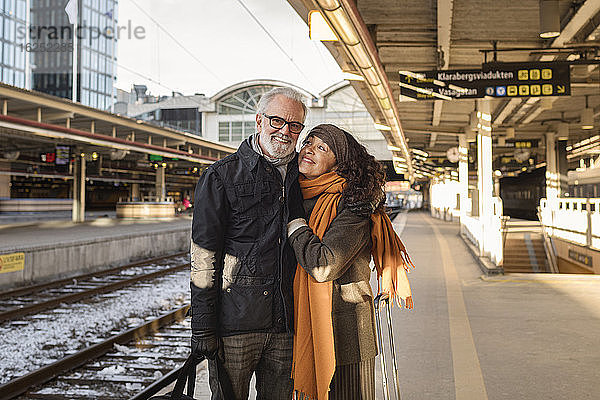 Älteres Paar auf dem Bahnsteig