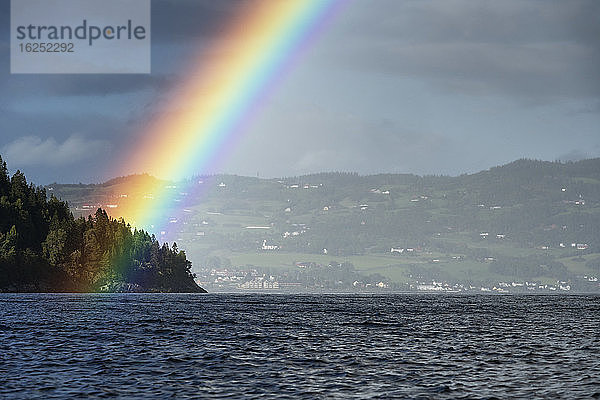 Regenbogen über dem See