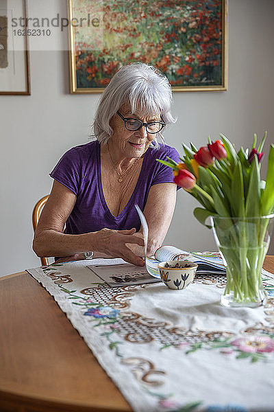 Ältere Frau liest Zeitschrift