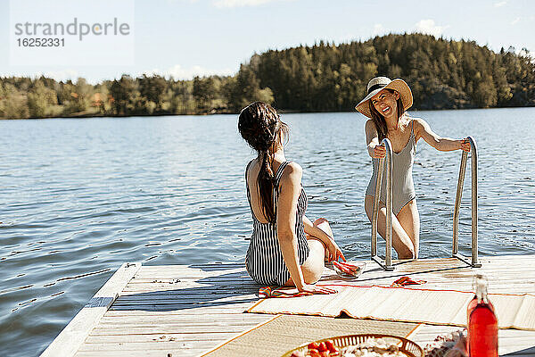 Freundinnen entspannen sich auf dem Bootssteg