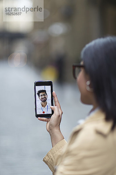 Paar-Video-Chats auf dem Bildschirm eines Smartphones