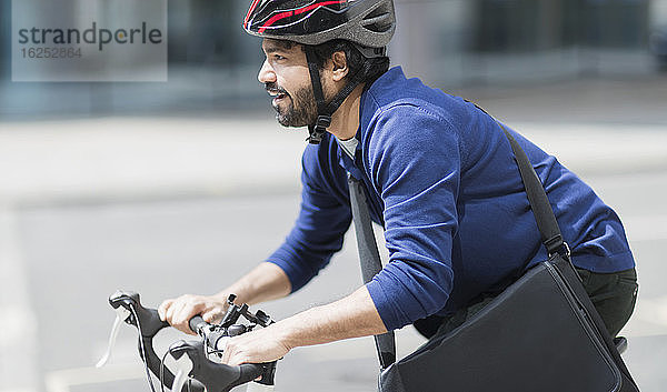 Fahrrad fahrender Geschäftsmann