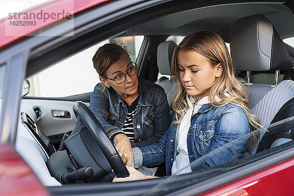 Mutter unterrichtet Teenager am Wochenende im Autofahren