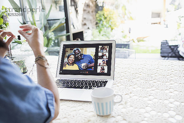 Frau im Video-Chat mit Freunden am Laptop-Bildschirm
