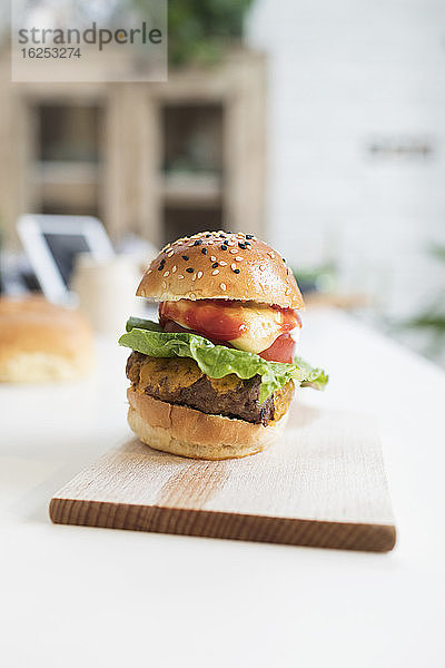 Nahaufnahme des Cheeseburger-Schiebers auf dem Schneidebrett