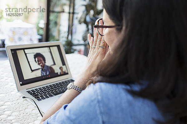 Videokonferenz von Frauen mit Kollegen am Laptop-Bildschirm