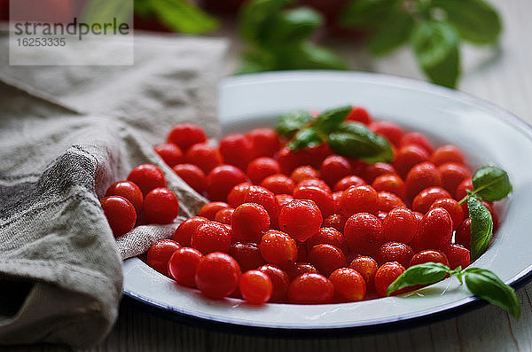 Nahaufnahme frischer  saftiger kleiner roter Tomaten