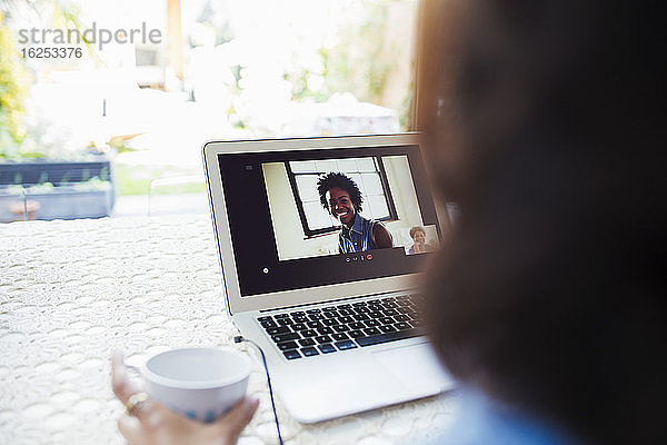 Videokonferenzen von Frauen am Laptop-Bildschirm