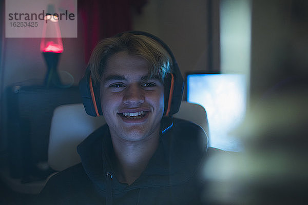 Lächelnder Teenager-Junge im Headset