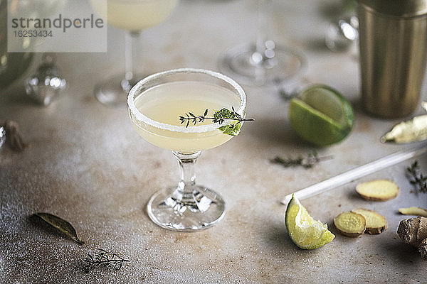 Ingwer-Limetten-Cocktail mit Kräutergarnitur