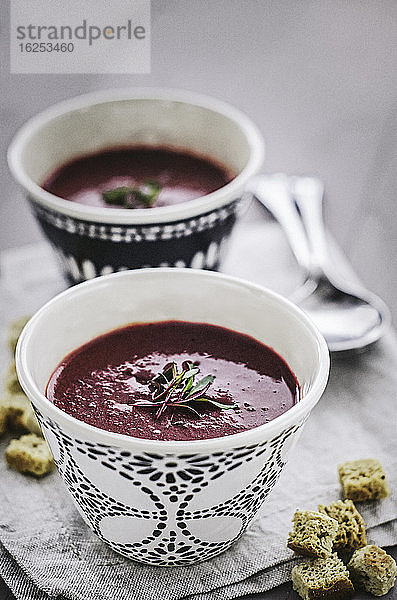 Rote-Bete-Suppe in Tassen mit Brotcroutons