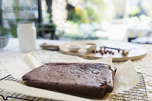 Nahaufnahme von hausgemachten Brownies auf Kühlgestell