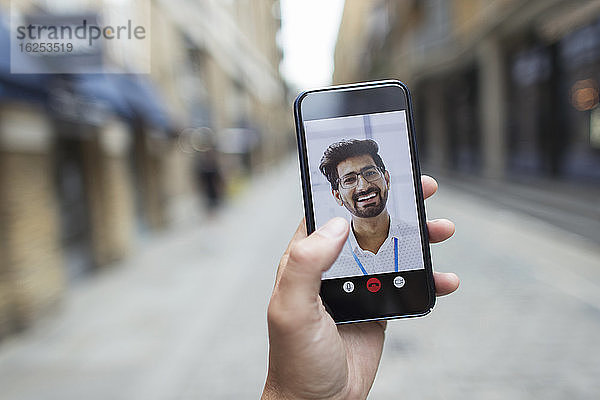 POV-Videokonferenzen für Geschäftsleute auf dem Bildschirm eines Smartphones