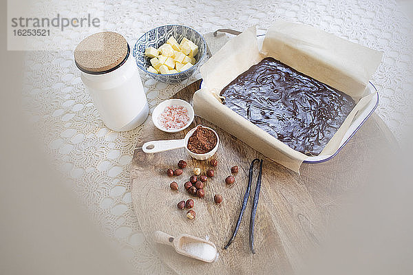 Brownie-Backzutaten und Teig auf Schneidebrett