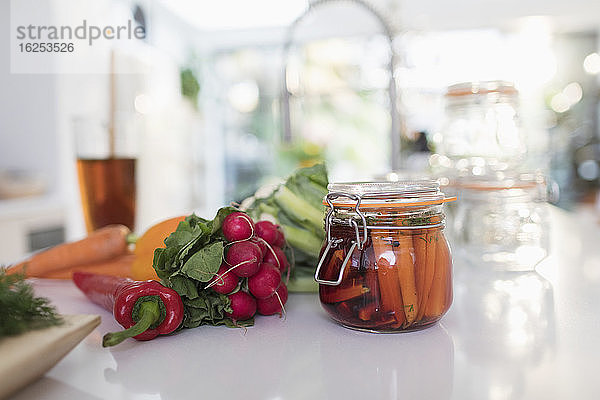 Eingemachtes Gemüse im Glas auf der Küchentheke