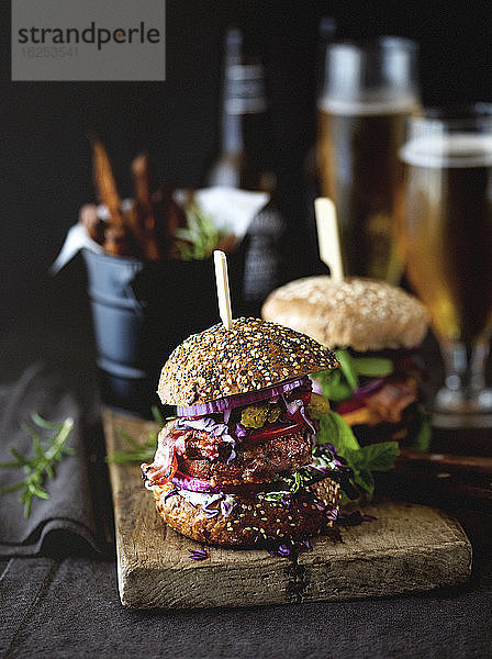 Lamm-Burger-Slider  Pommes Frites und Bier