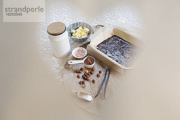 Herzform-Ansicht Schokoladen-Brownie-Zutaten und Teig auf dem Tisch