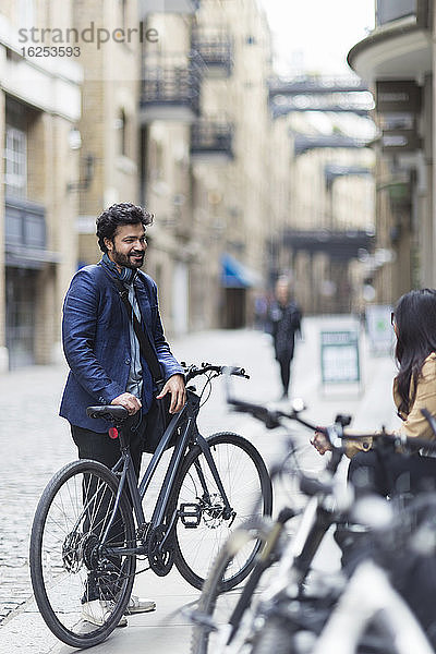 Geschäftsmann mit Fahrrad auf Stadtstraße